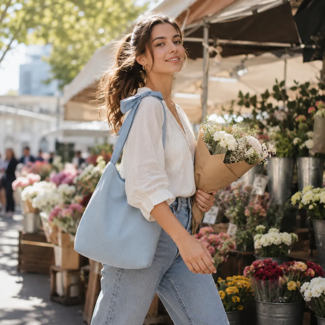 Light blue bow-handle canvas bag at a flower market / 花市出行场景中的浅蓝色蝴蝶结手柄帆布包