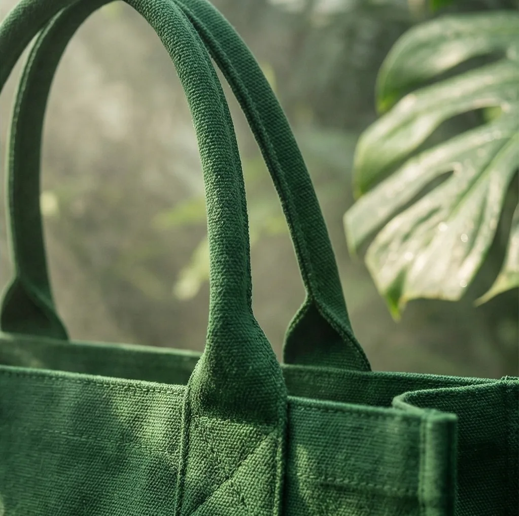 Color block canvas tote detail 2 / 拼色帆布托特包局部细节 2