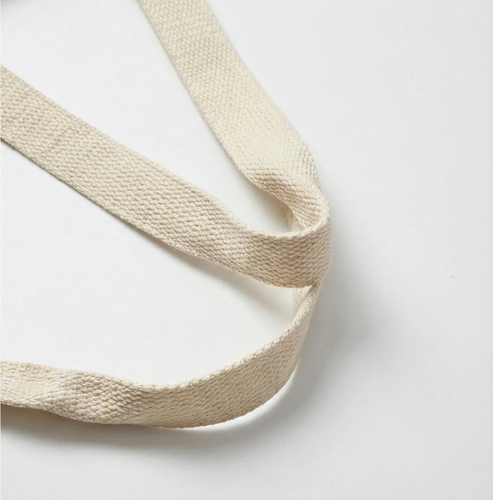 Gusseted canvas tote close-up 2 / 侧褶帆布托特包局部细节 2