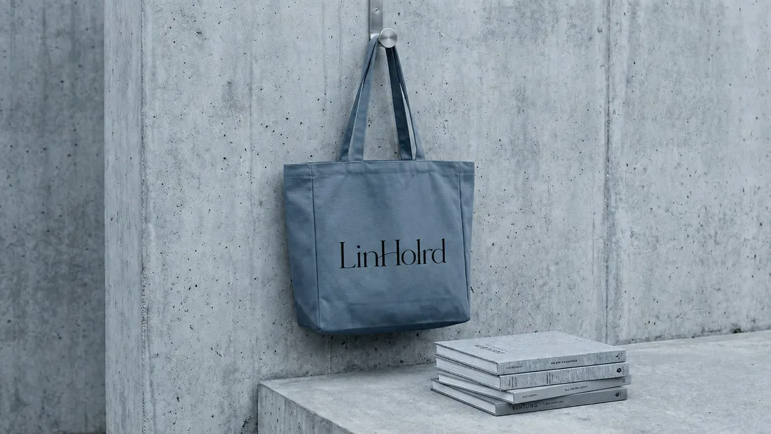 Gusseted canvas tote in use 4 / 侧褶帆布托特包使用场景 4