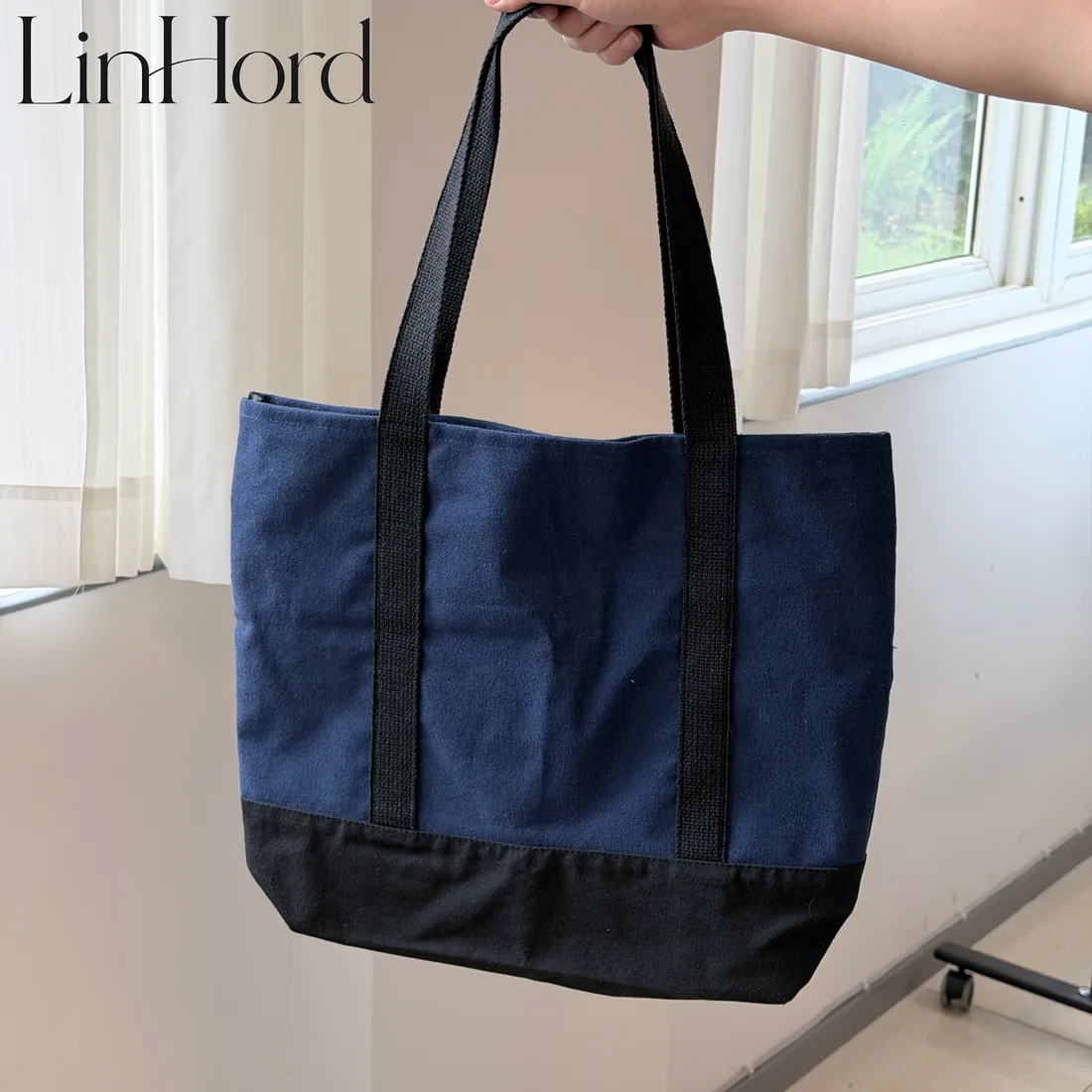 Two-tone canvas tote construction detail / 双色帆布托特包做工细节