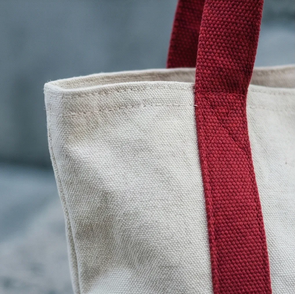 Two-tone canvas tote detail 1 / 双色帆布托特包局部细节 1