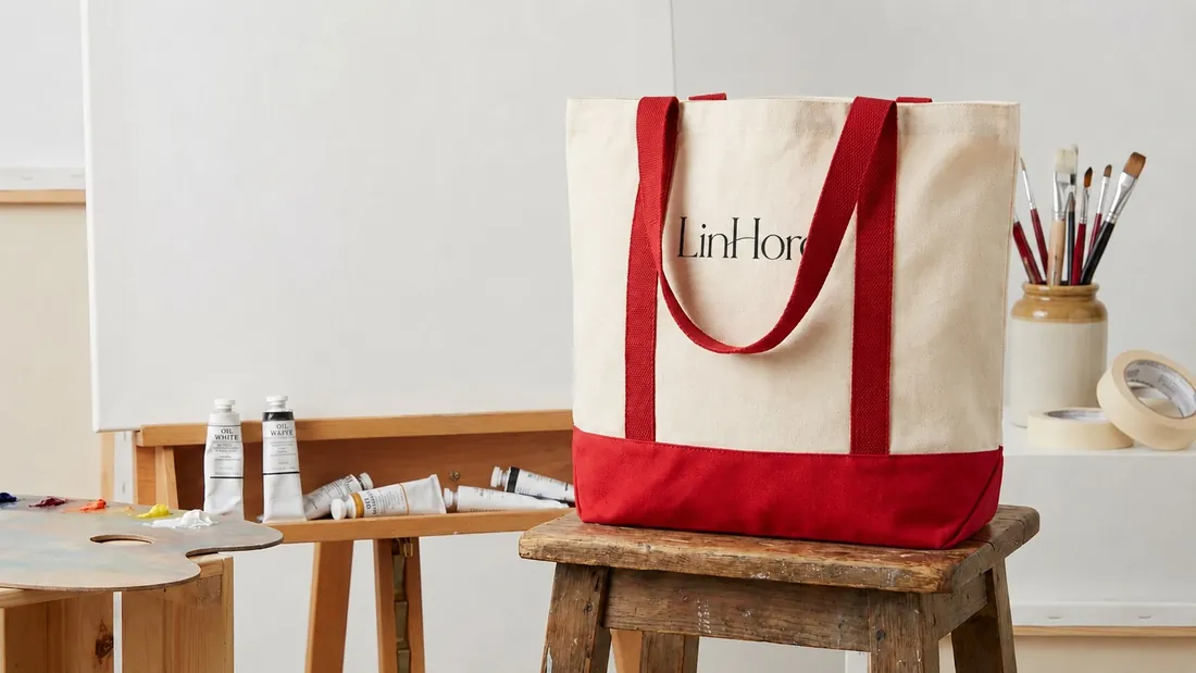 Two-tone canvas tote in use 3 / 双色帆布托特包使用场景 3