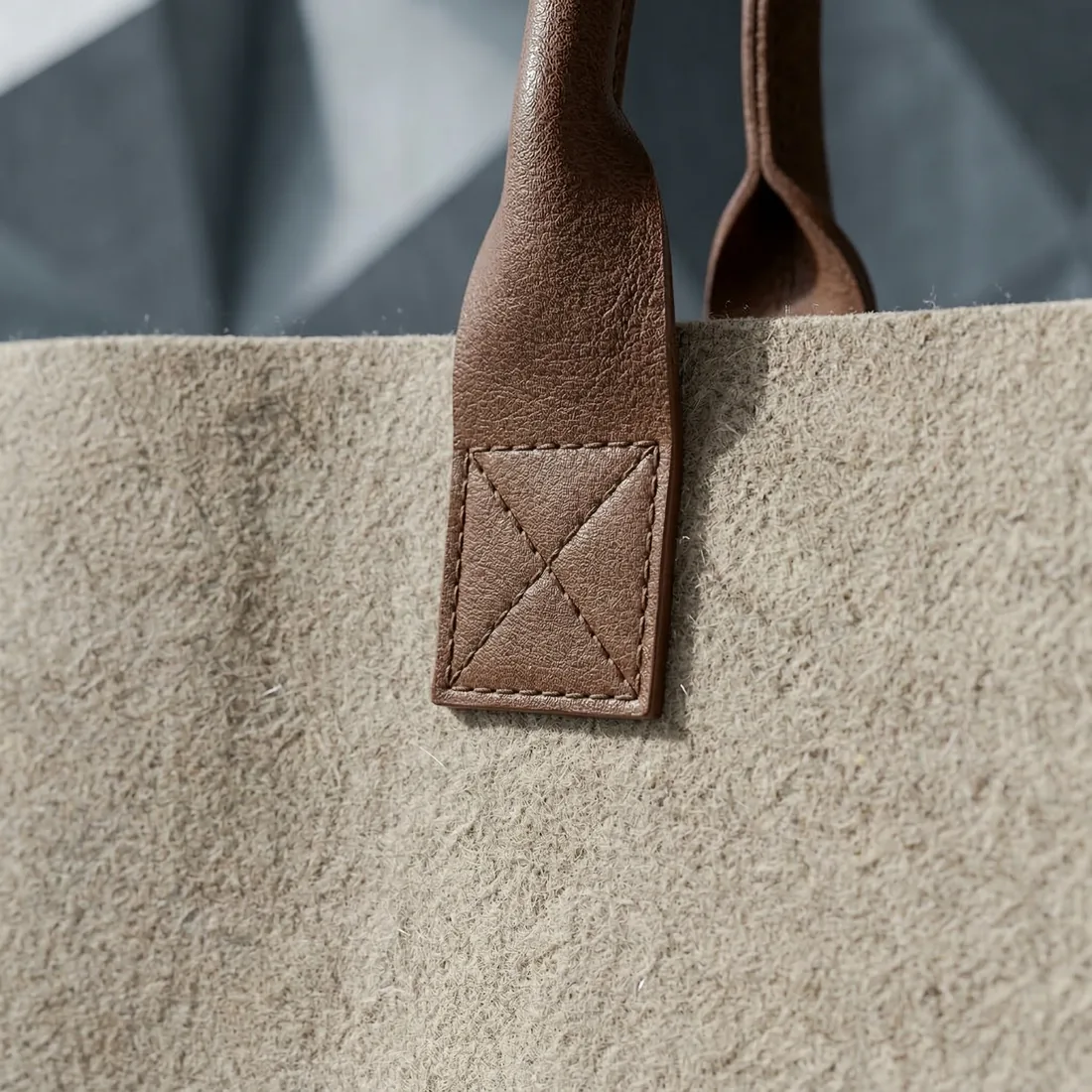 Structured felt tote detail 3 / 挺括毛毡托特包局部细节 3