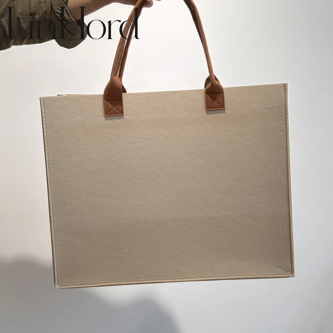 Structured felt tote construction detail / 挺括毛毡托特包做工细节