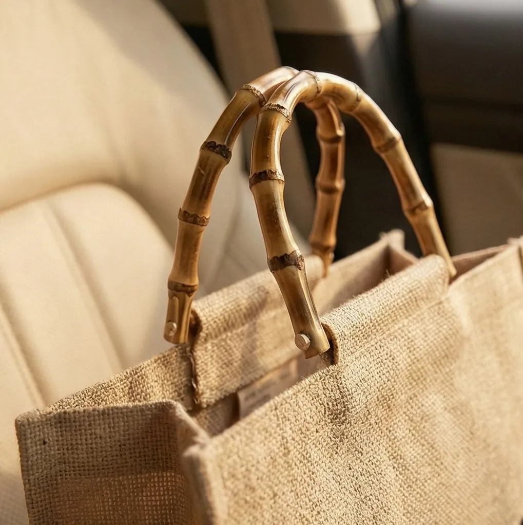Faux bamboo jute tote detail 1 / 仿竹手柄黄麻托特包局部细节 1