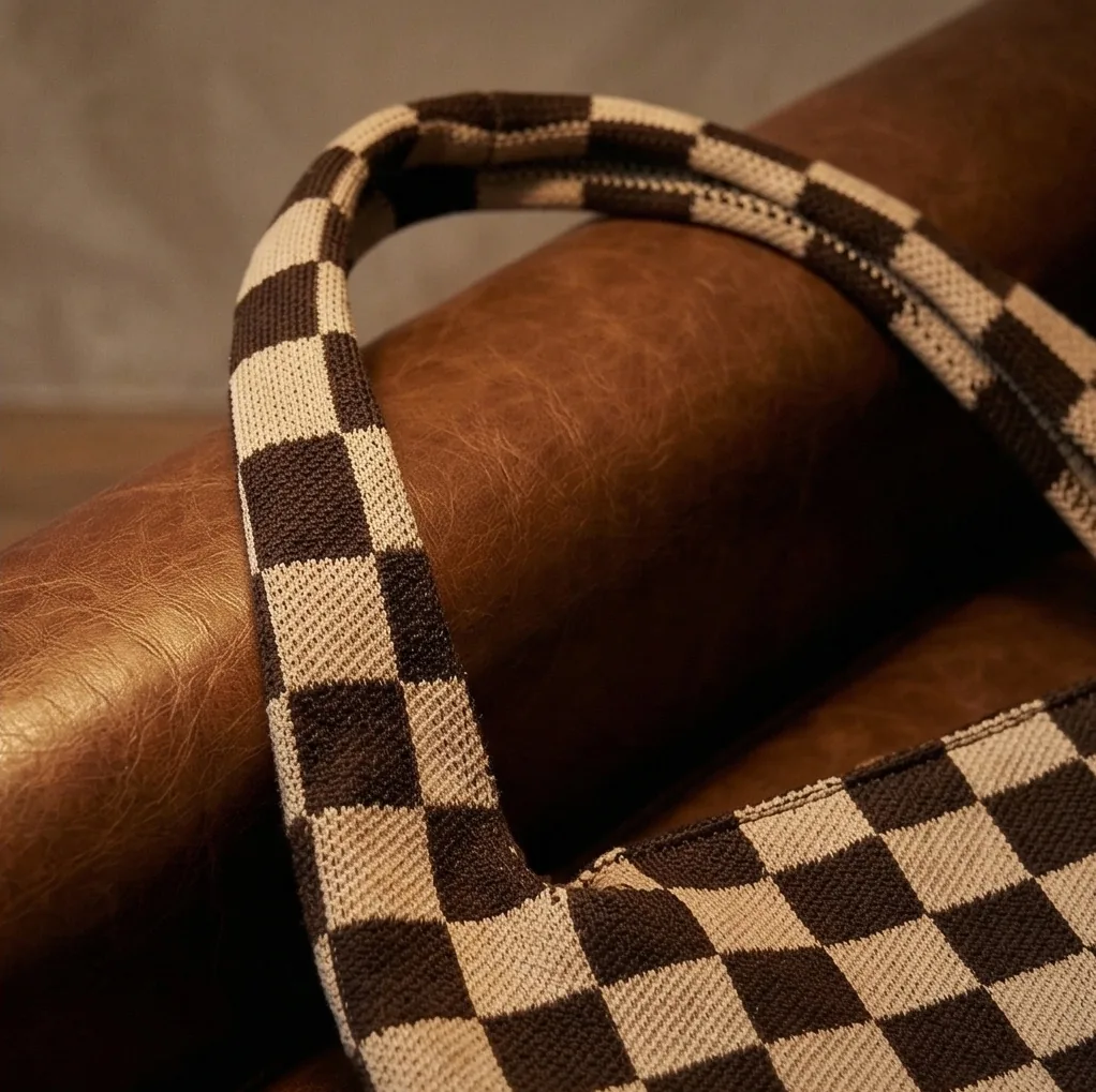 Checkerboard knit tote detail 2 / 棋盘格针织托特包局部细节 2