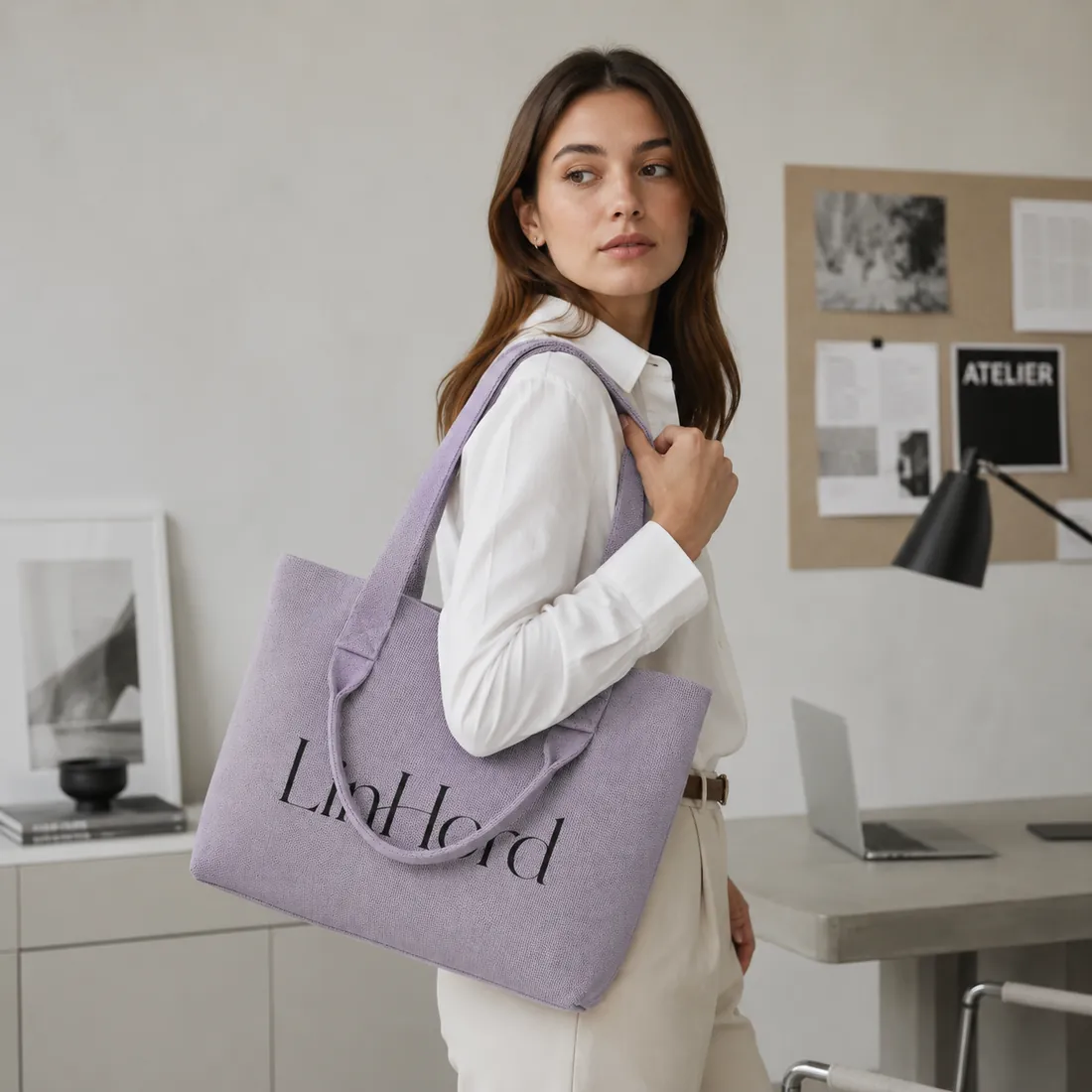 Lavender dual-handle knit tote in an office / 办公场景中的薰衣草紫双提手针织托特包