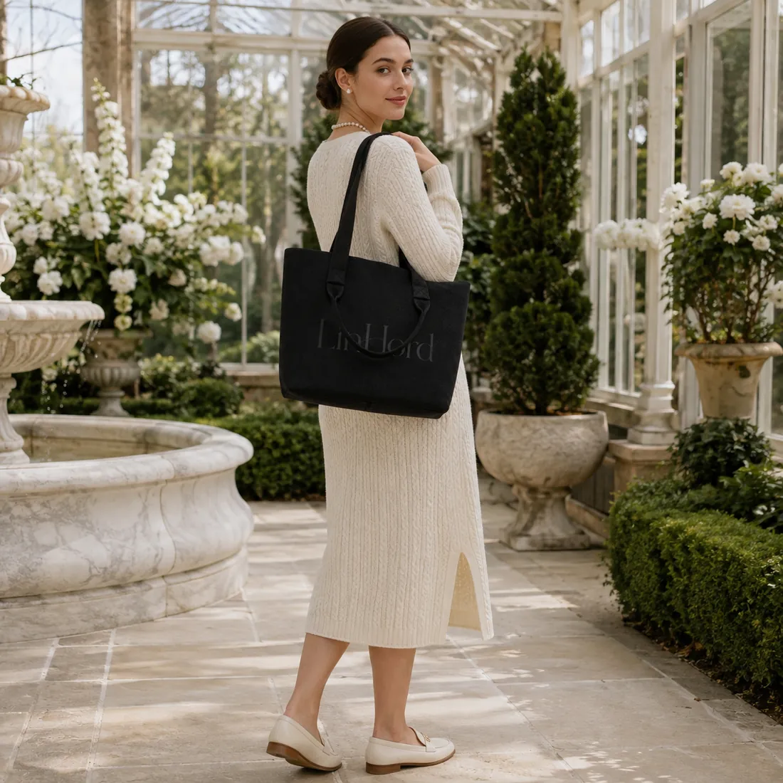 Black dual-handle knit tote in a garden / 花园场景中的黑色双提手针织托特包