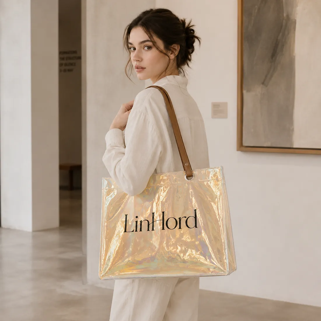 Gold holographic PVC tote in an art gallery / 美术馆场景中的金色镭射 PVC 托特包