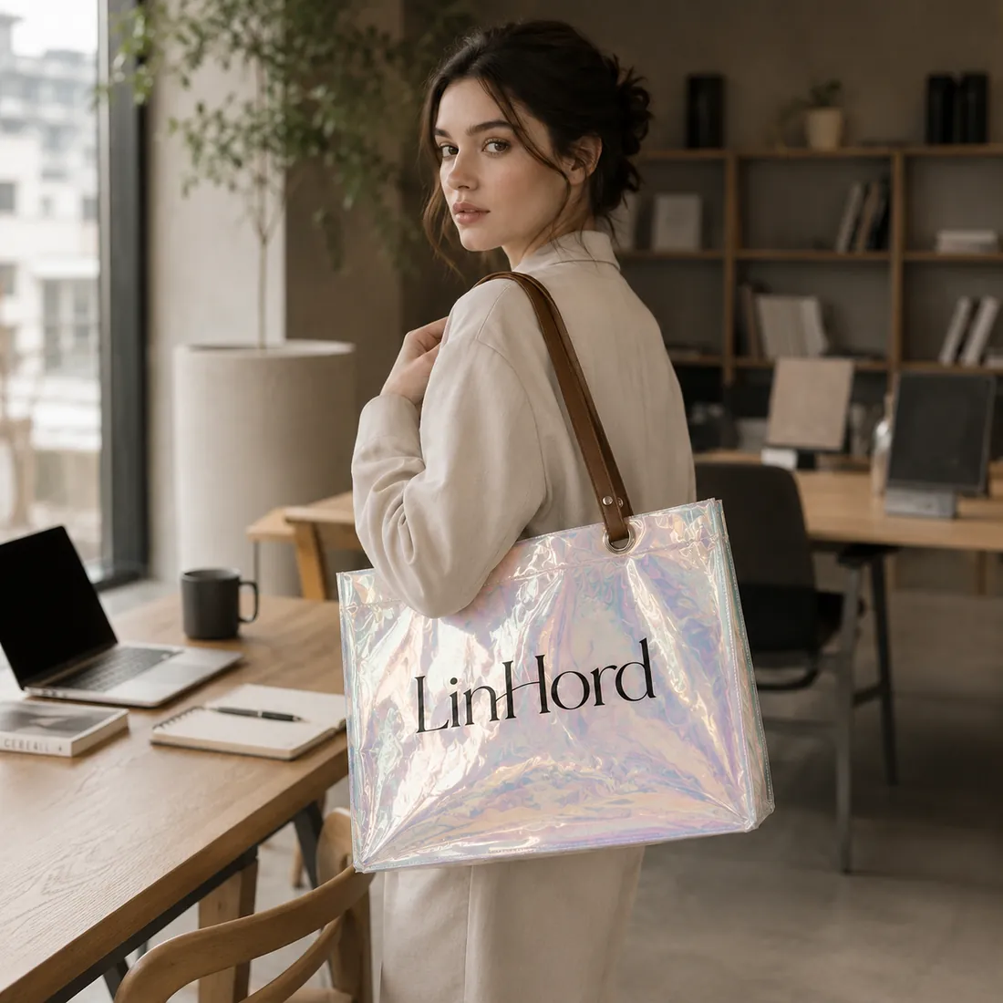 Silver holographic PVC tote in an office / 办公场景中的银色镭射 PVC 托特包