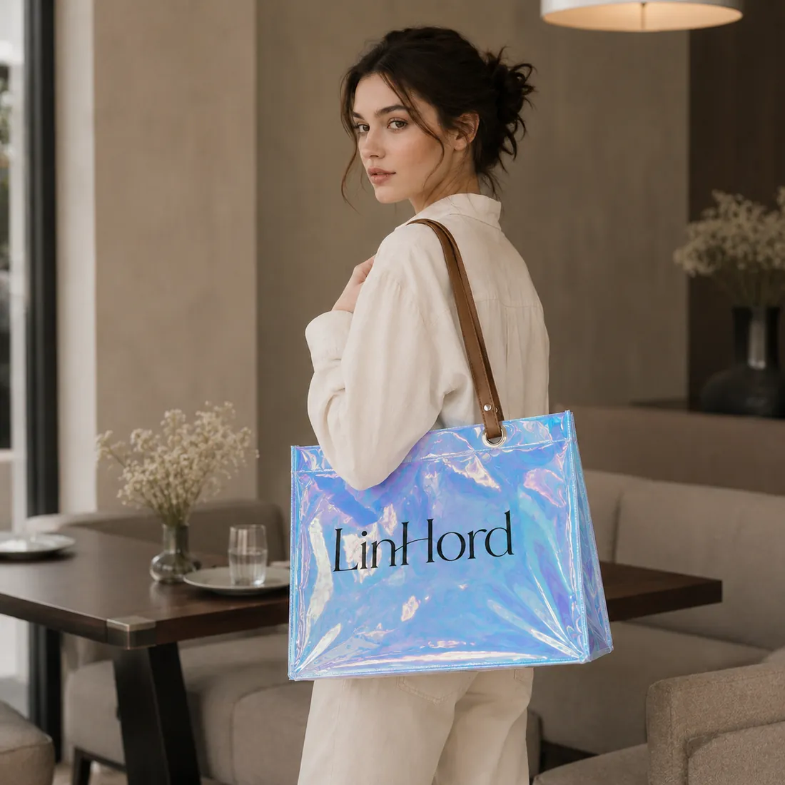 Blue holographic PVC tote in an office / 办公场景中的蓝色镭射 PVC 托特包