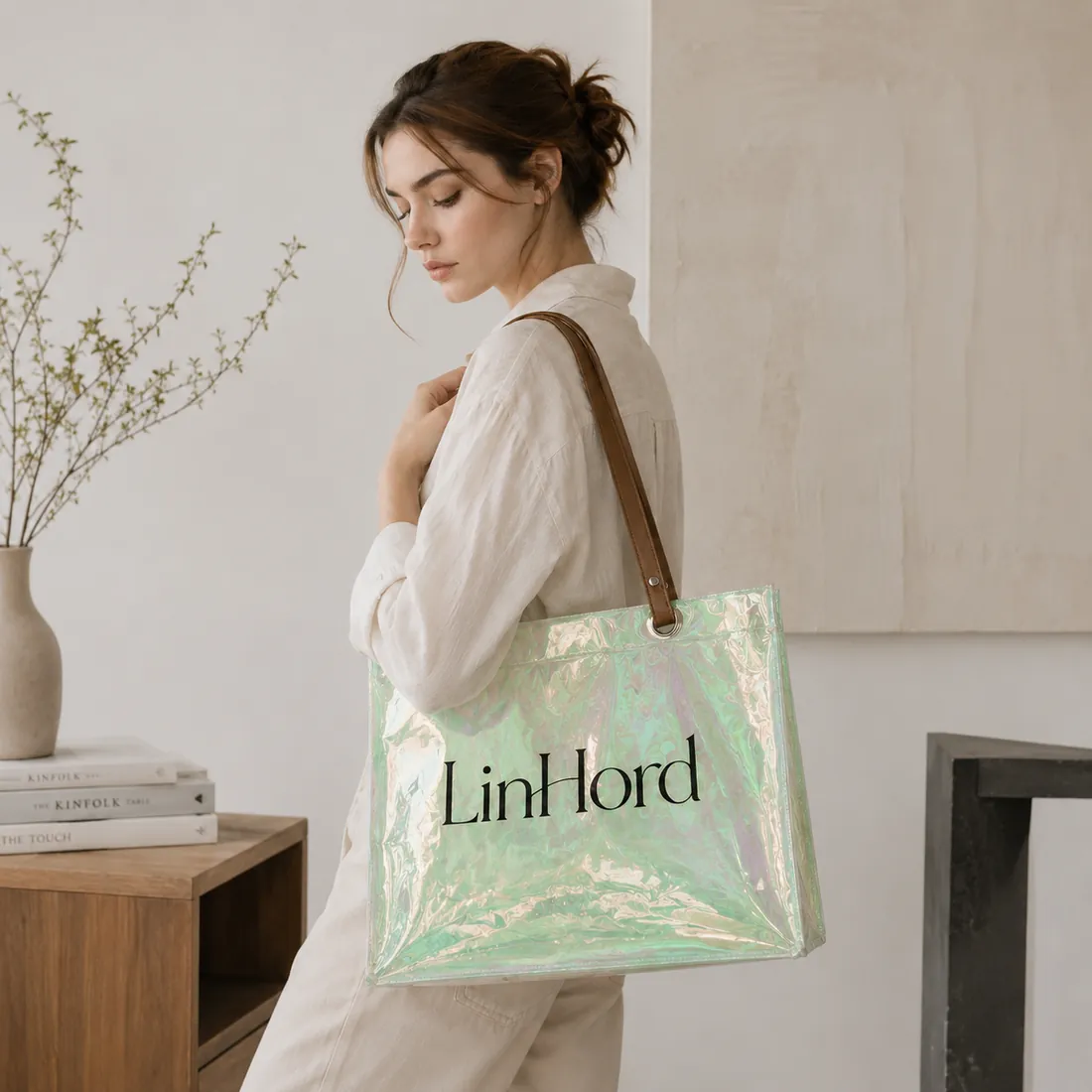 Mint holographic PVC tote in a home interior / 家居场景中的薄荷绿色镭射 PVC 托特包