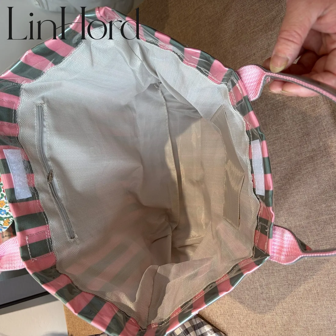 Striped PVC tote construction detail / 条纹 PVC 托特包做工细节