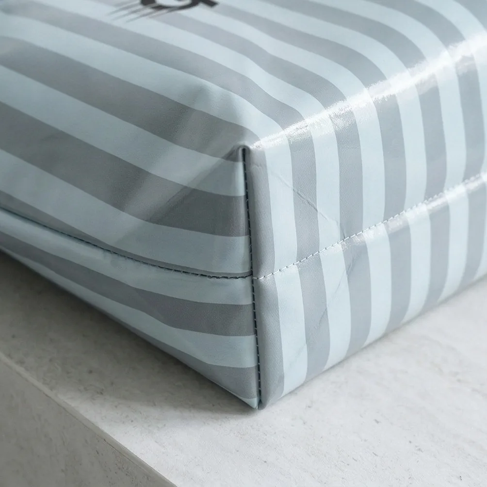 Striped PVC tote detail 1 / 条纹 PVC 托特包局部细节 1