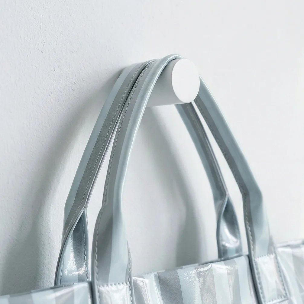 Striped PVC tote detail 2 / 条纹 PVC 托特包局部细节 2