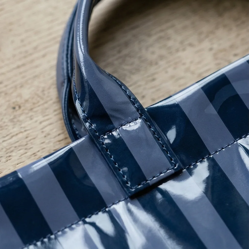 Striped PVC tote detail 3 / 条纹 PVC 托特包局部细节 3