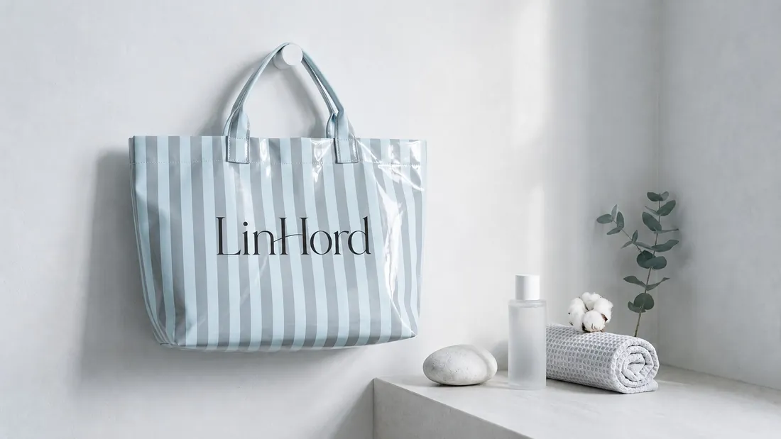 Striped PVC tote in use 4 / 条纹 PVC 托特包使用场景 4