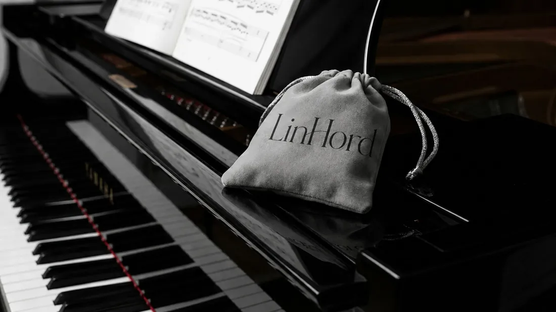 Velvet drawstring pouch in use 2 / 丝绒抽绳袋使用场景 2