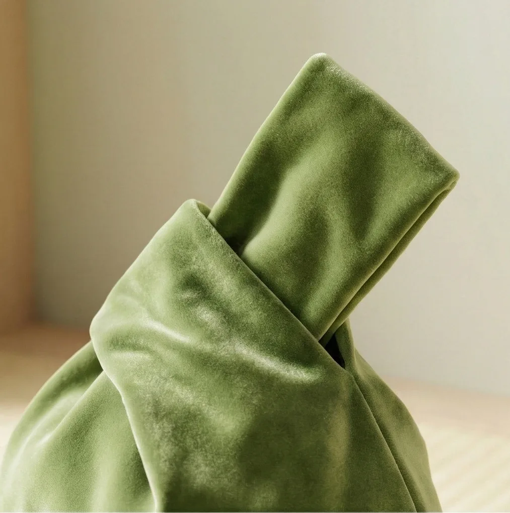 Velvet Japanese knot bag detail 2 / 丝绒日式结绳包局部细节 2