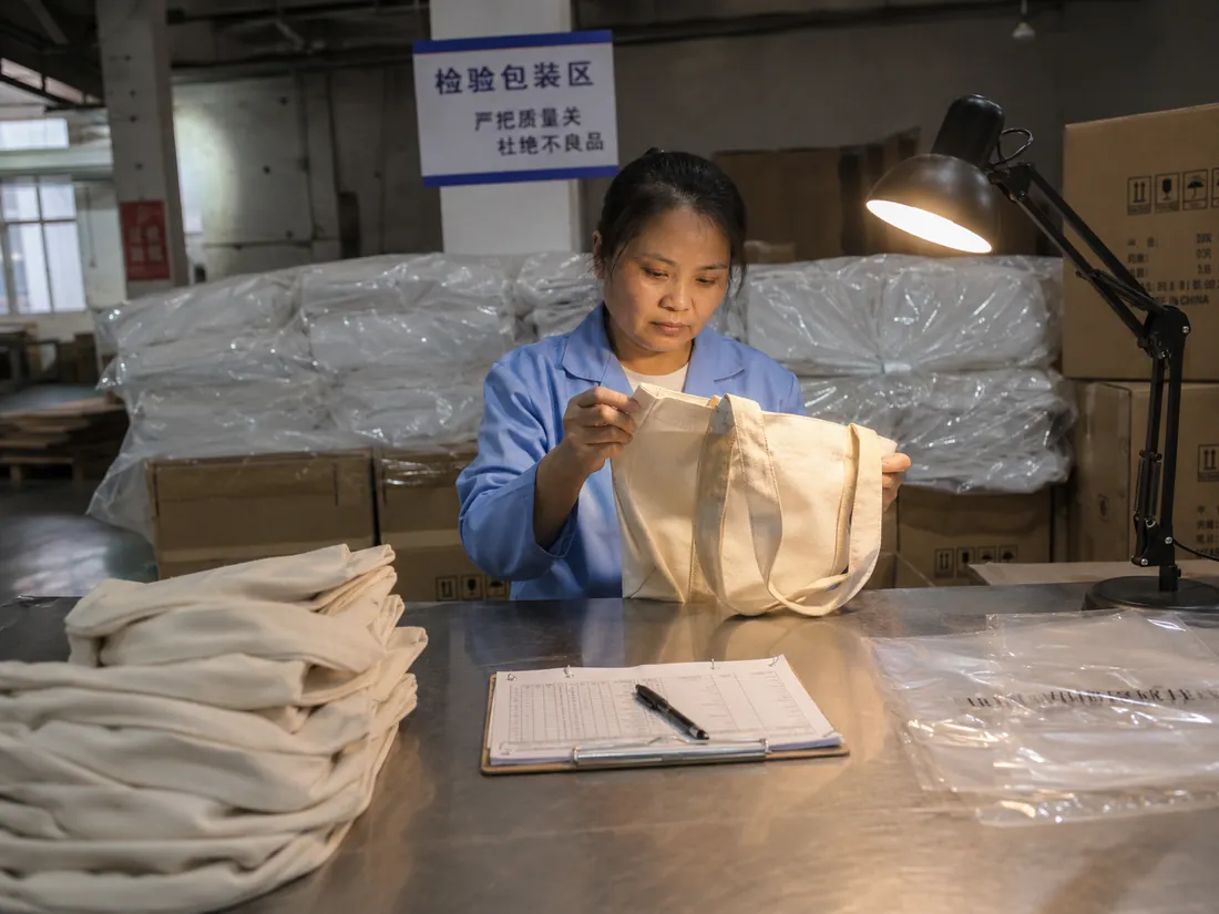Finished canvas bag quality inspection and packing / 帆布包成品质检与包装